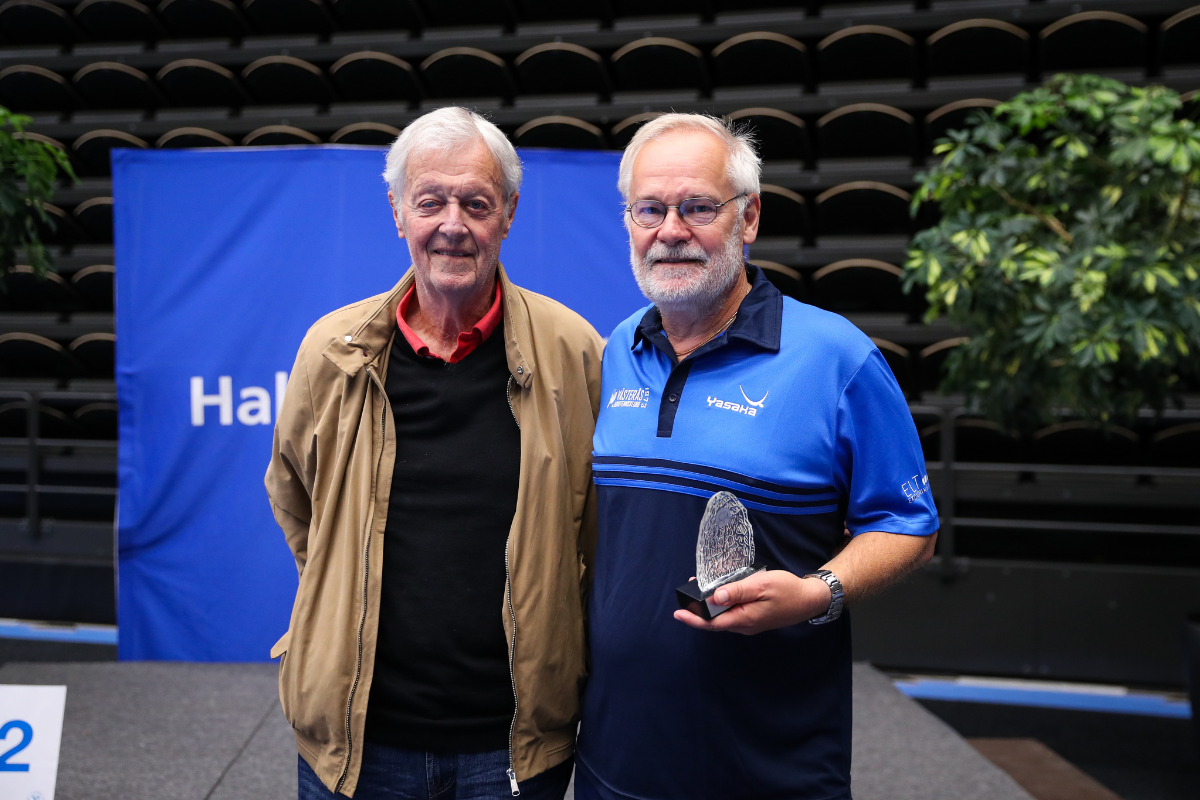 Hans Westling överlämnar priset "Årets Veteran-spelare" till Lasse Ericsson.